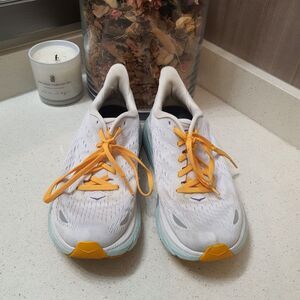 Hoka Clifton 8. Women’s 7 B